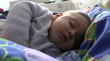 Sevimli, sevimli, tatlı, bebek bebek öğleden sonra şekerleme yaparak uyuyor.