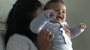 Otantik anne şefkati ve sevgi dolu bebek oğul sarılışı