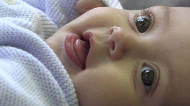 Mutlu gülümseyen bebek yüz portresi.
