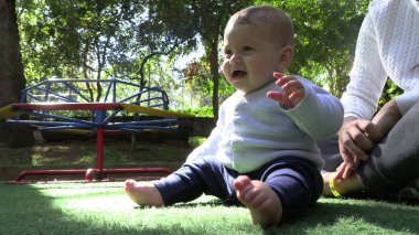 Bebek kendini annesinin kucağına atıyor.