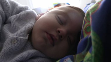 Sevimli bebek oğlan yatakta uyuyor.