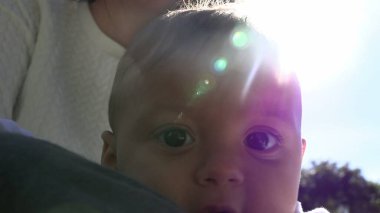 Dışarıda kameraya dokunmak isteyen sevimli bebek yüzlü portre.