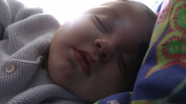 Sevimli bebek bebek öğle uykusunda uyuyor.