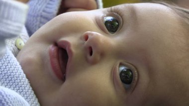 Sevimli, güzel, bebek bebek, yakın çekim gülümseyen yüz.