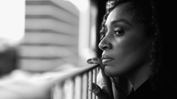 Грустный Депрессивный Афроамериканка Опираясь Балкон Металлический Бар Глядя Сверху Драматических — стоковое видео