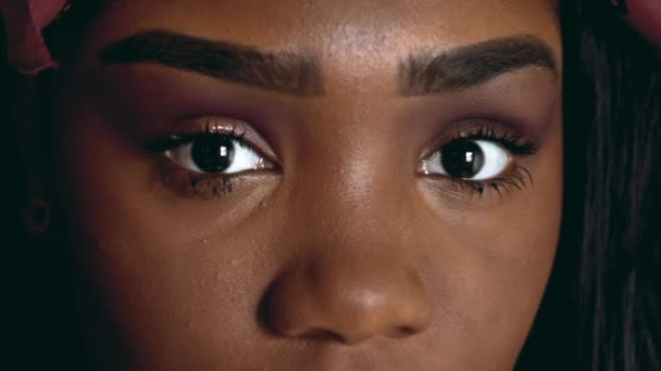 Jihoamerická Černoška Dvacetiletá Dívka Zblízka Tvář Oči Neutrálním Výrazem Hledící — Stock video