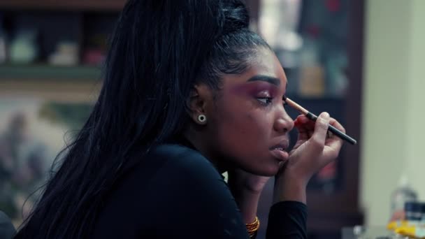 Afro Amerikalı Genç Bir Kadın Aynanın Önünde Makyaj Yapıyor Yaşlarda — Stok video