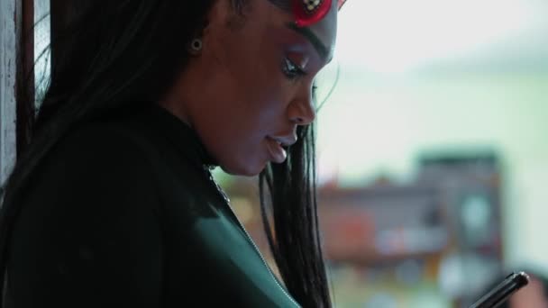 Genç Afrikalı Amerikalı Kadın Şok Şaşkınlıkla Tepki Veriyor Mesaj Veya — Stok video