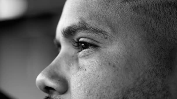 Olho Melancólico Jovem Negro Contemplando Vida Com Emoção Meditativa Preto — Vídeo de Stock