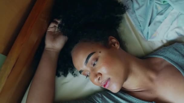 Ung Afrikansk Amerikansk Kvinde Ligger Sengen Hviler Sig Overvinde Træthed – Stock-video