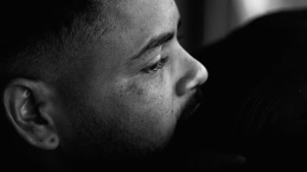 Een Pensive Spaanse Zwarte Jongeman Monochrome Diep Doordachte Twintiger Jaren — Stockvideo
