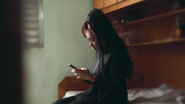 Une Jeune Femme Latine Noire Textant Dans Chambre Coucher Candid — Video