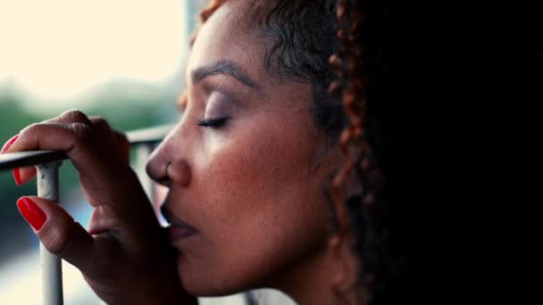 Contemplativa Mujer Afroamericana Los Años Abriendo Los Ojos Apoyándose Barra — Vídeo de stock