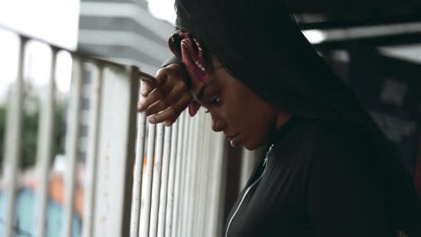 Afrikansk Amerikansk Ung Kvinde Lænet Balkon Metal Bar Vender Hovedet – Stock-video