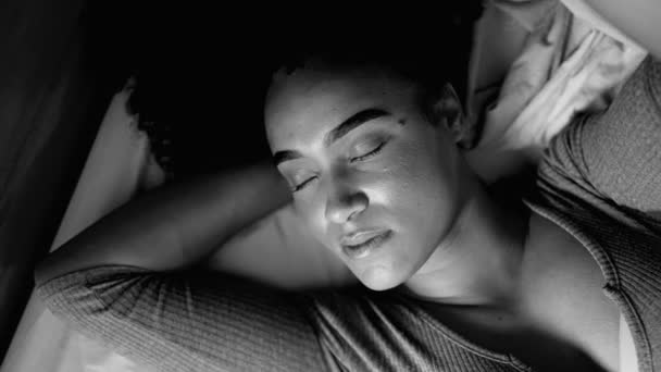 Μια Σκεπτική Νεαρή Μαύρη Λατίνα Ξαπλωμένη Στο Κρεβάτι Στοχαστική Στοχαστική — Αρχείο Βίντεο