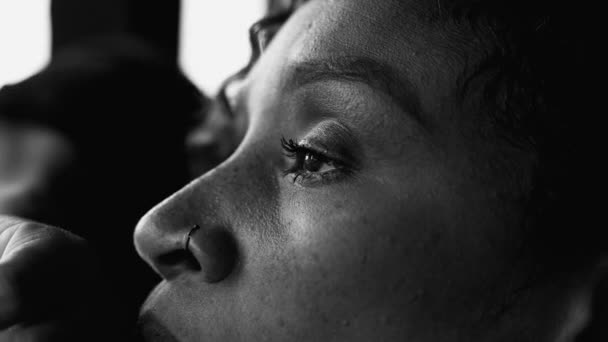 Una Donna Afroamericana Depressa Solitaria Degli Anni Con Tristezza Emotiva — Video Stock