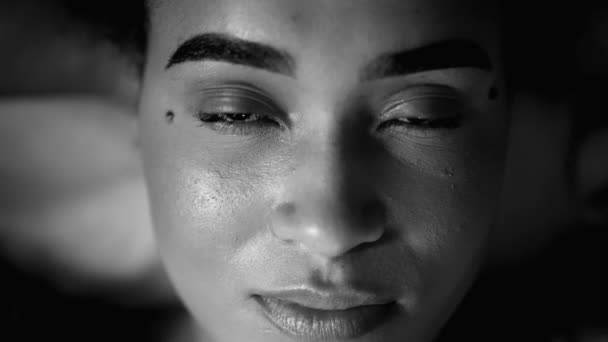 Ακτινοβολεί Νεαρή Αφροαμερικανή Γυναίκα Αυτοπεποίθηση Χαμόγελο Χαμογελά Στην Κάμερα Έντονο — Αρχείο Βίντεο