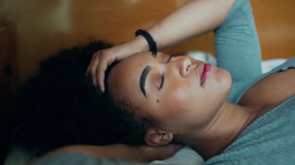 Düşünceli Siyah Latin Bir Yetişkin Kız Dinlendikten Sonra Yataktan Kalkıyor — Stok video