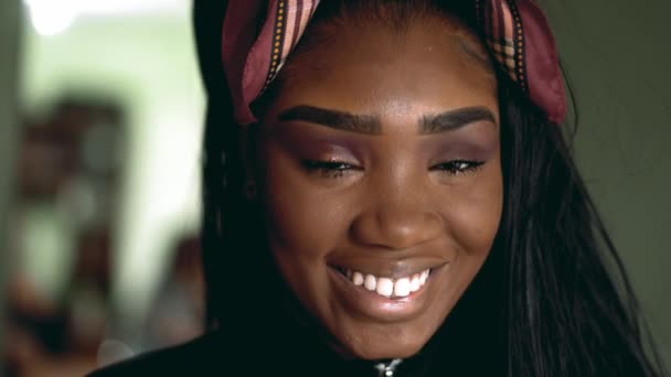 Neşeli Güney Amerikalı Genç Siyah Latin Kadın Kameraya Gülümsüyor Mutlu — Stok video