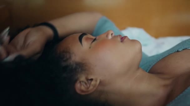 Genç Siyah Bir Kadın Dinlenmek Iyileşmek Için Yatağa Uzanıyor Afrikalı — Stok video