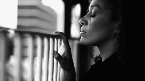 Грустная Депрессивная Афроамериканка Опирающаяся Металлический Балкон Смотрит Сверху Вниз Драматическим — стоковое видео