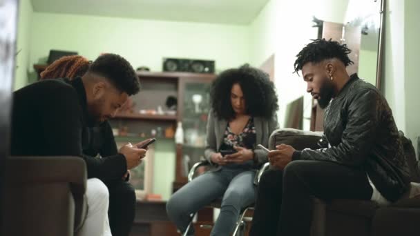 Groep Zuid Amerikaanse Zwarten Die Hun Mobieltjes Gebruiken Terwijl Elkaar — Stockvideo