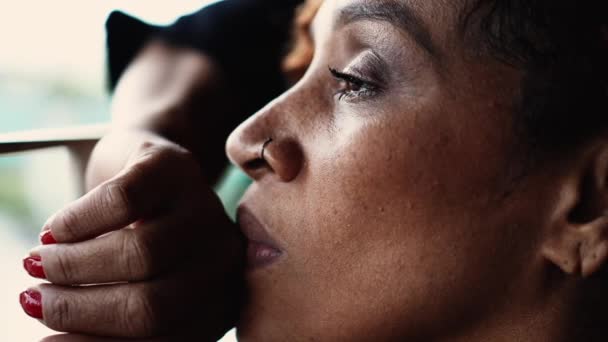 Mulher Meia Idade Negra Pensiva Triste Contemplando Varanda Contemplação Melancólica — Vídeo de Stock