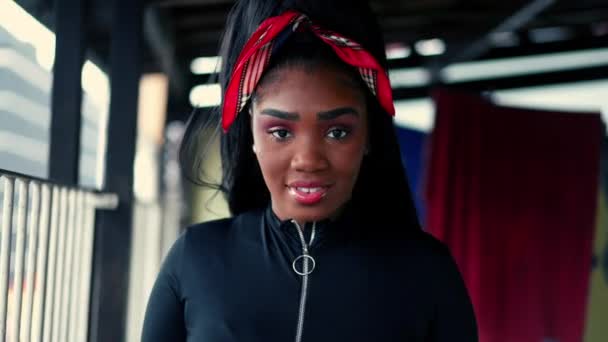 Одна Молодая Черная Латиноамериканка Улыбается Камеру Счастливая Афроамериканская Взрослая Девушка — стоковое видео