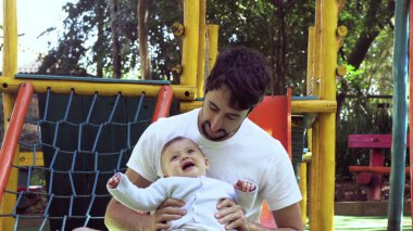 Gerçek hayatta otantik bir baba oğlunu üzüyor.