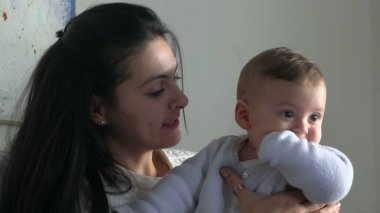 Anne sarılıyor, oğul sarılıyor, otantik