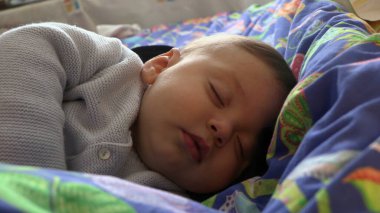 Bebek oğlan kestiriyor.