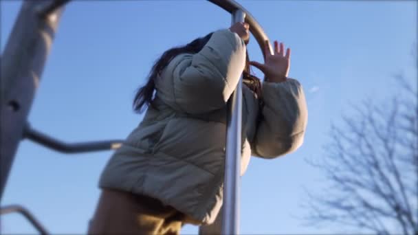 Enfant Actif Tenant Dans Barre Métallique Aire Jeux Descendant Petite — Video