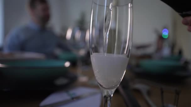 Verter Bebida Champán Vaso Con Personas Borrosas Fondo Durante Celebración — Vídeo de stock