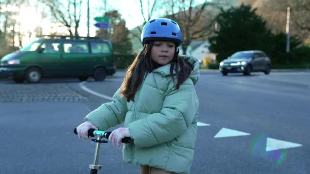 Mała Dziewczynka Skuterem Niebieskim Hełmem Pozuje City Street Zimowej Kurtce — Wideo stockowe