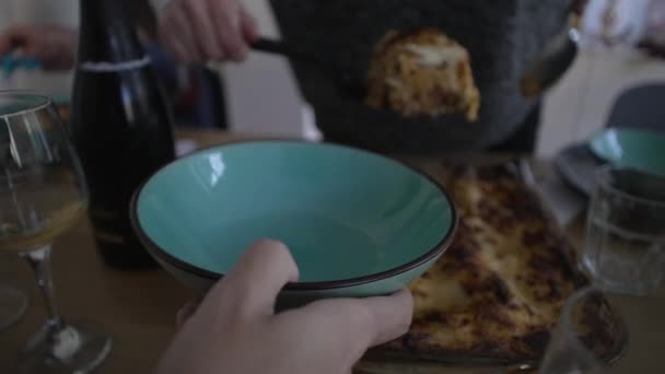 Mână Servind Porțiune Generoasă Lasagna Close Spatula Ridicând Felie Bogată — Videoclip de stoc