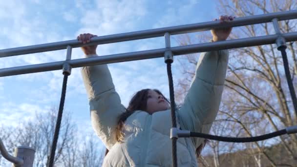Petite Fille Active Tenant Dans Barre Métal Aire Jeux Pendant — Video