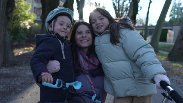 Gelukkig Moeder Poseren Met Kinderen Buiten Tijdens Winter Zonsondergang Tijd — Stockvideo