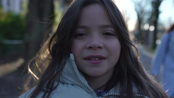 Detailní Záběr Osmileté Dívky Dívající Kameru Stojící Venku Při Západu — Stock video