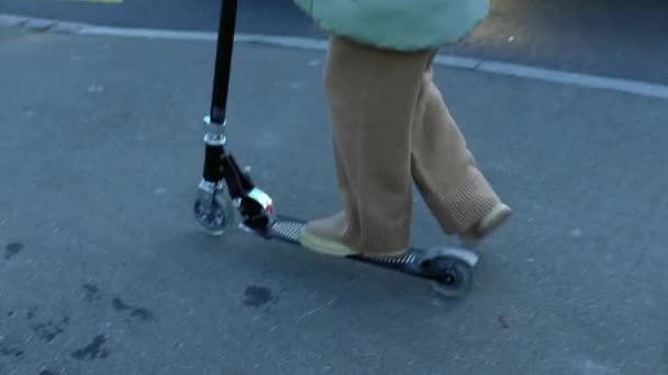 Criança Montando Duas Rodas Scooter Fora Cidade Rua Asfalto Menina — Vídeo de Stock