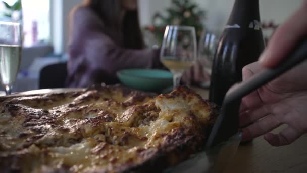 Serverar Lasagne Måltid Lunchen Närbild Hand Hålla Spatel Bit Kolhydratrik — Stockvideo