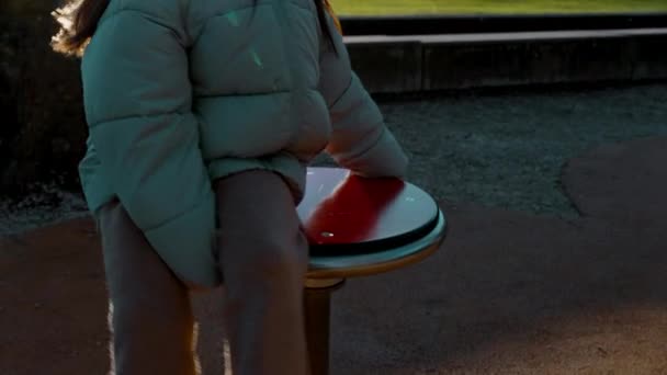 Menina Despreocupada Girando Estrutura Parque Infantil Parque Público Durante Pôr — Vídeo de Stock
