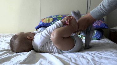 Bebeğe pantolon giydirmek.