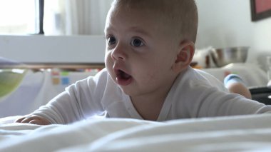 Sevimli şirin bebek öğrenimi