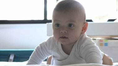 Mutlu bebek yatakta gülümsüyor ve gülüyor