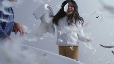 Tüylü Eğlence İçin Mutlu Kardeşler - 1000 FPS 'de Yatak Zıplama ve Yastık Dövüşü