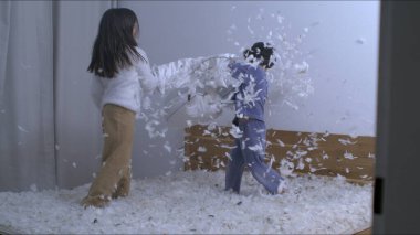 Yastık Dövüşü Eğlencesi - Kız Kardeş Savaşan Küçük Kardeş, Tüyler Hız Atan Rampa 'da Uçuyor 1000 FPS' de Yavaş Hareket, çocuklar akşam yatakta oynuyorlar