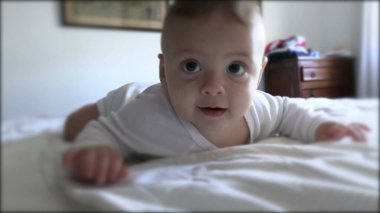 Sevimli bebek yatakta.