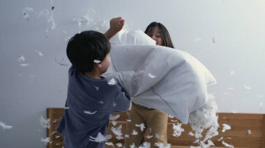 Eğlenceli Yastık Savaşında Mutlu Kardeşler, Uçan Tüyler, Süper Yavaş Hareket Yakalama