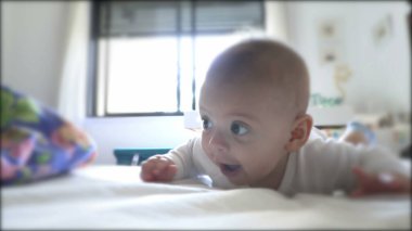 Mutlu bebek yatakta gülümsüyor ve gülüyor