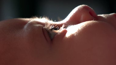 Bebek gözler yukarı bakıyor, bebek gözünün yakın plan profili.